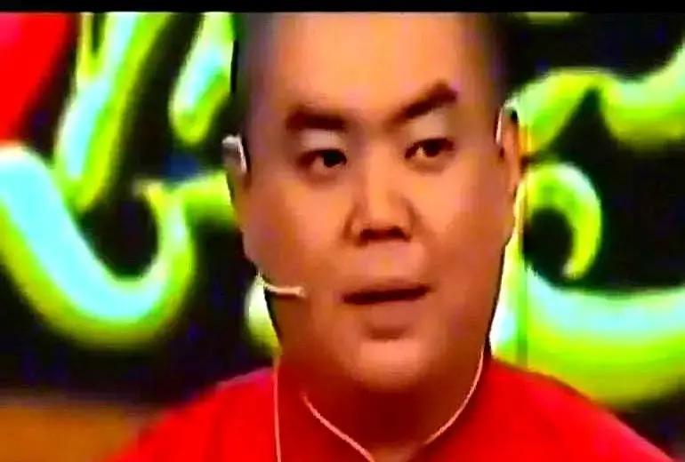 卢鑫玉浩三年前闹掰，昨晚被拍到前后脚走进同一家小剧场。

一个戴鸭舌帽低头快走，