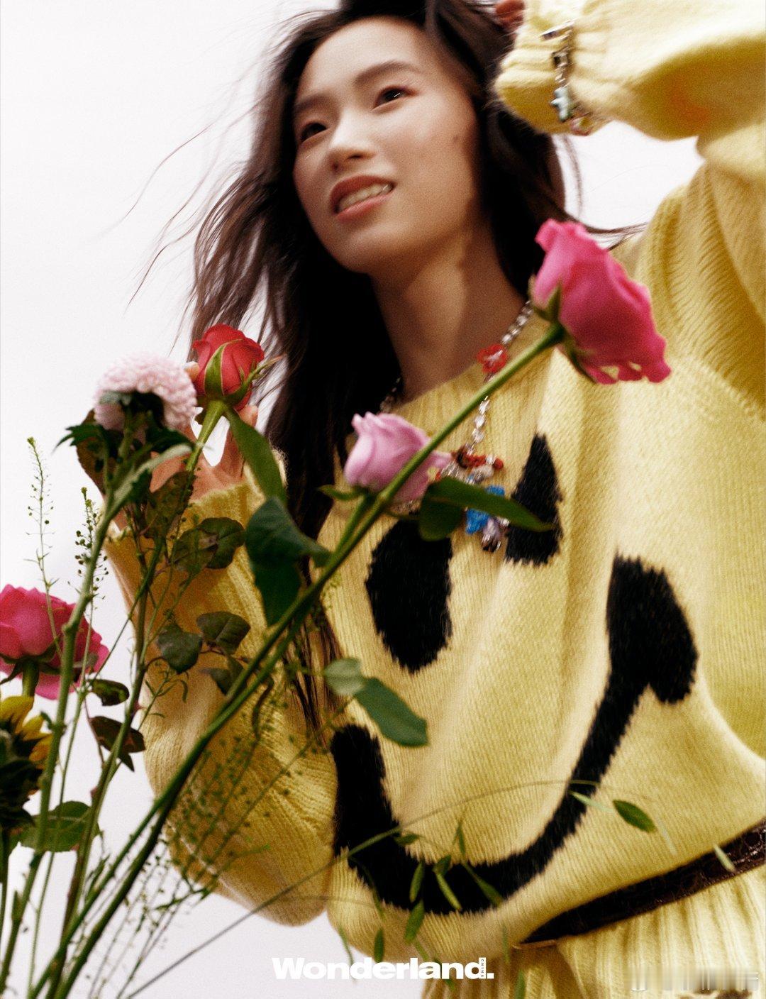 陈芋汐青春的色彩在阳光下绽放，笑容与花儿一同盛开。每一张照片都是时光的礼物。