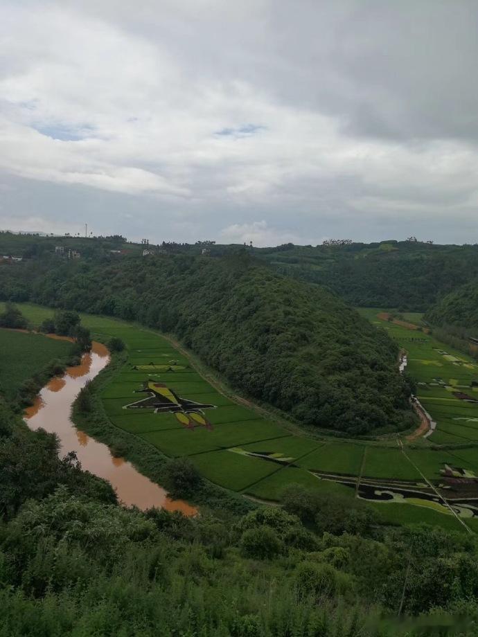 邂逅马蹄河，伴随凉凉的清风和稻禾的阵阵清香，我们从美景中感受到九乡人民的智慧。 