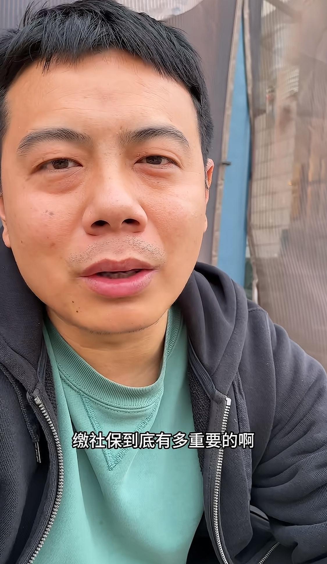 这段视频中，一位34岁的男士分享了自己对缴纳社保重要性的“顿悟”。他提到，以前觉