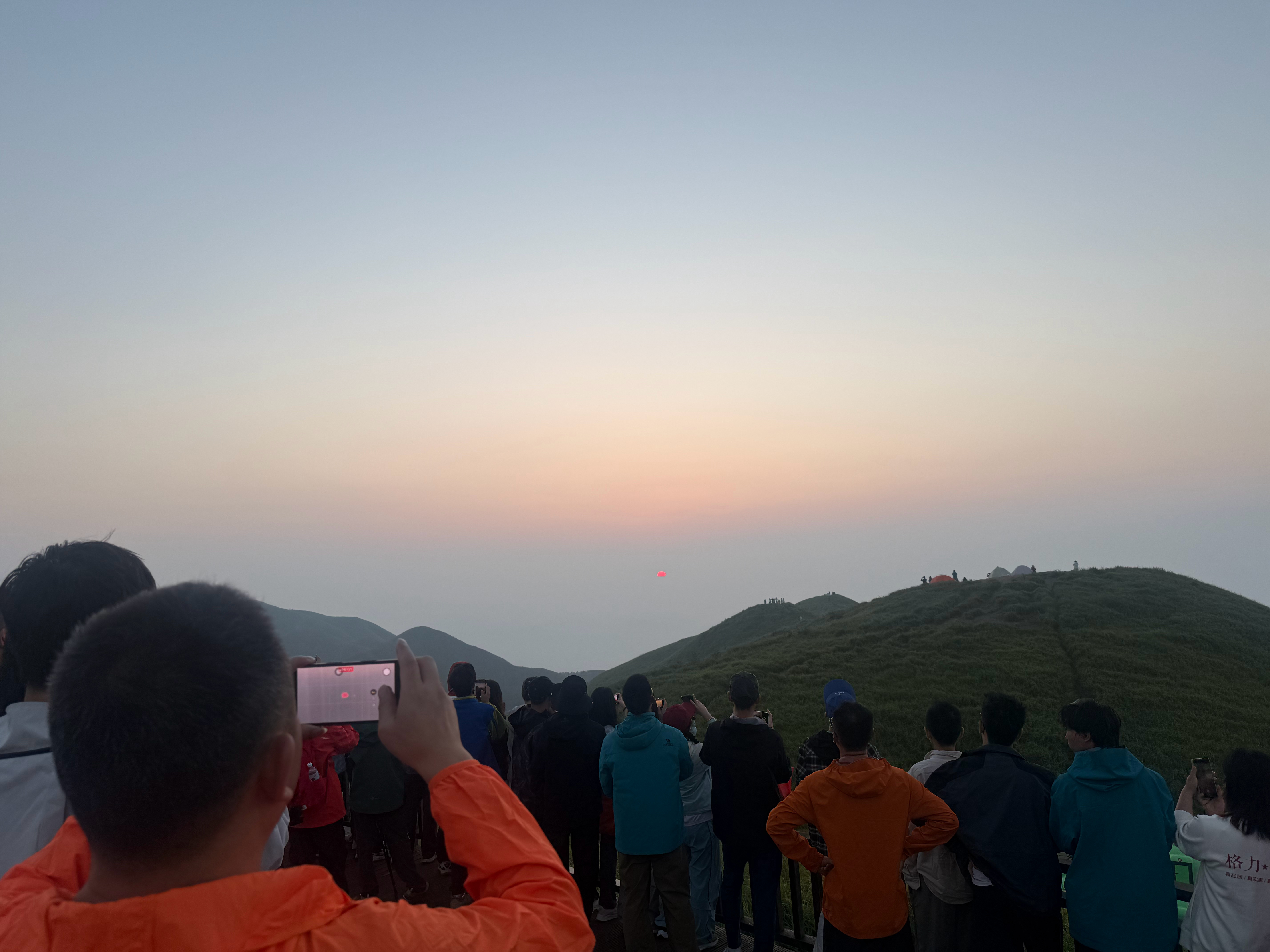 一个人来看了日出小陈说他对日出不感兴趣，回去睡了这日出普普通通震撼我的是旁边小女