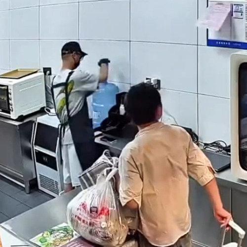 河南郑州这家面包店里发生的小事，在网上刷到的时候，看得人鼻子忍不住有点发酸。一个