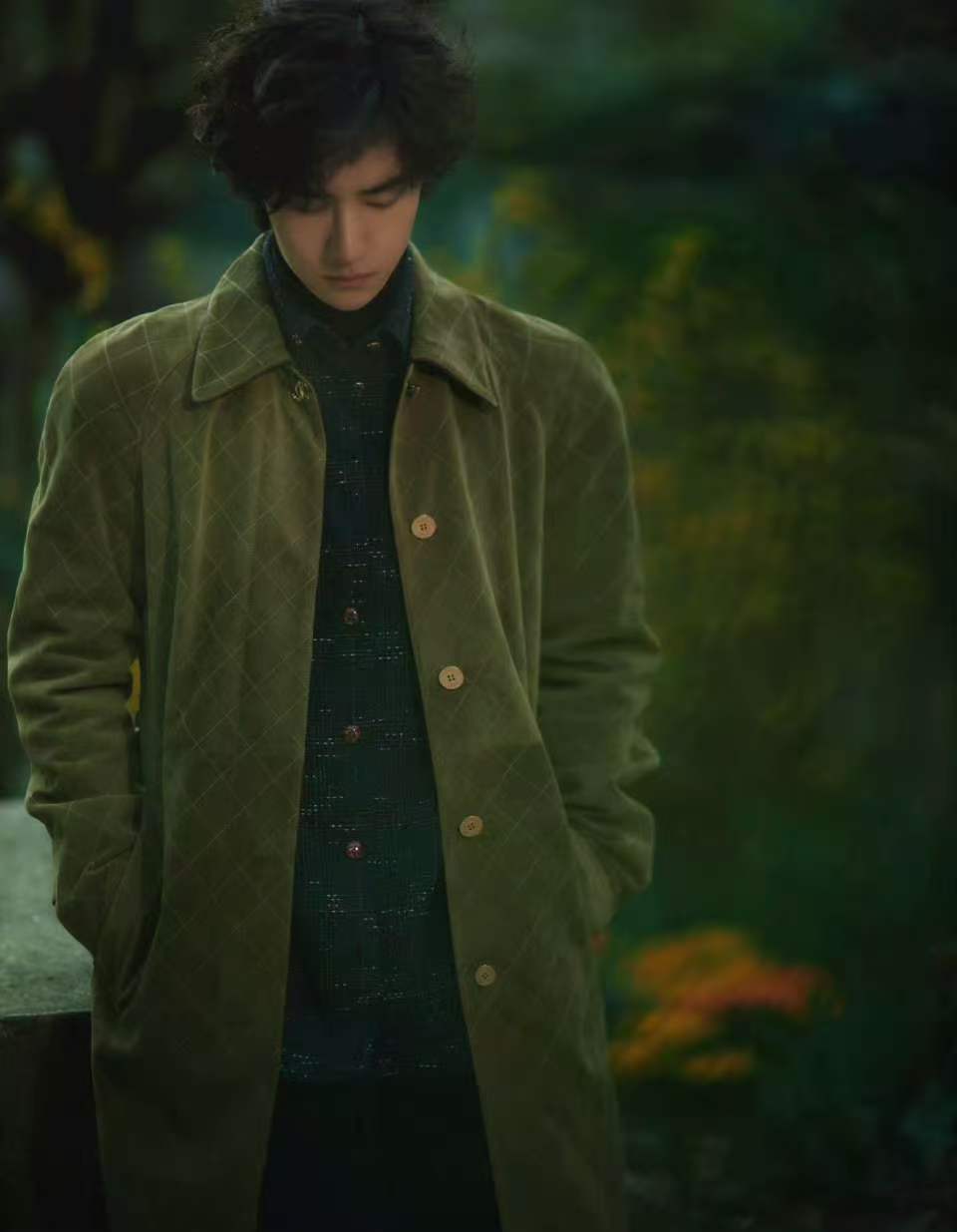 王一博深蓝色斜纹软呢衬衫王一博穿过树影王一博穿过树影，太帅了吧，