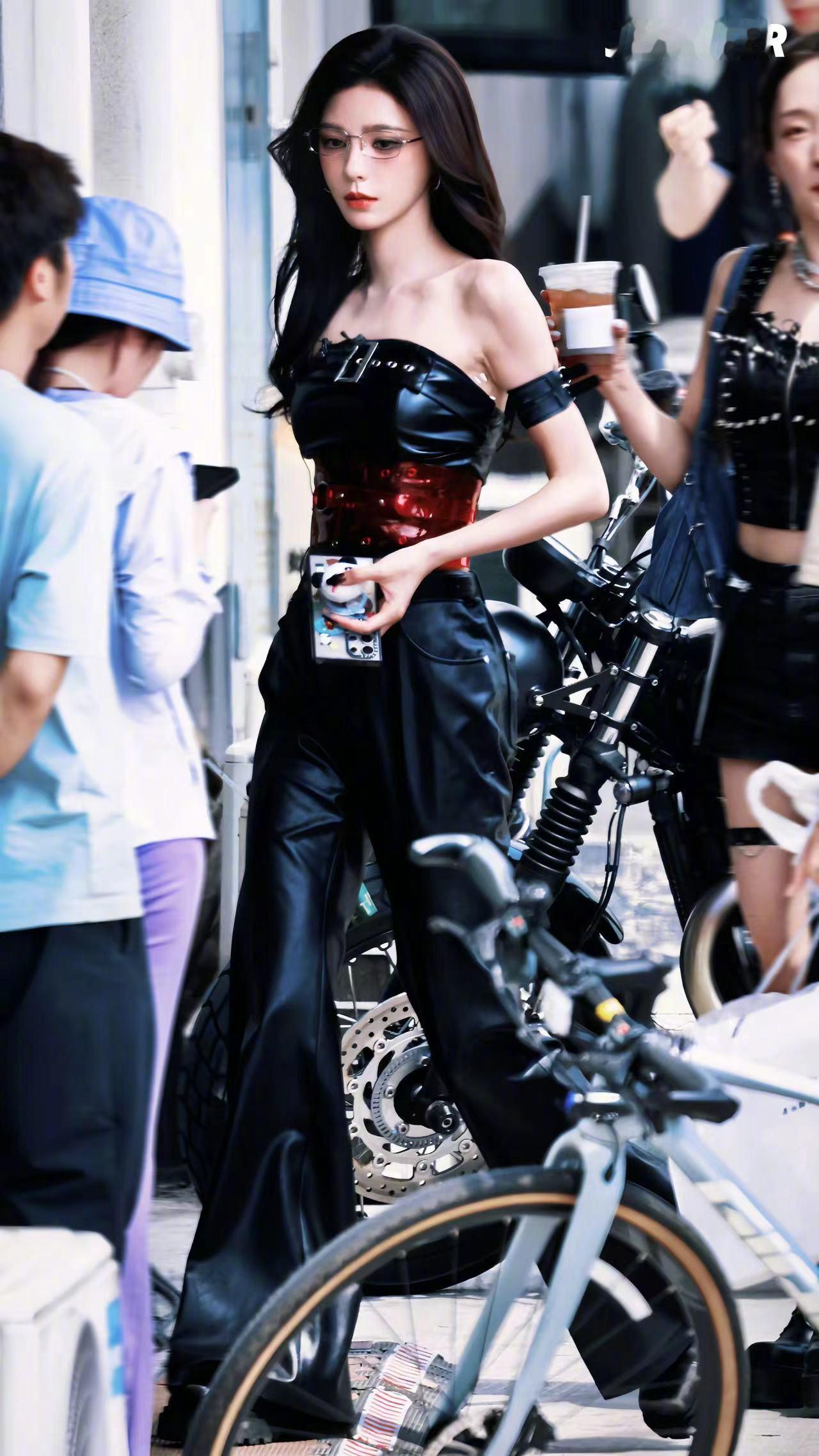 #张予曦机械姬##张予曦AI眼镜妆# 《乘风2024》五公转场路透，眼镜造型太美