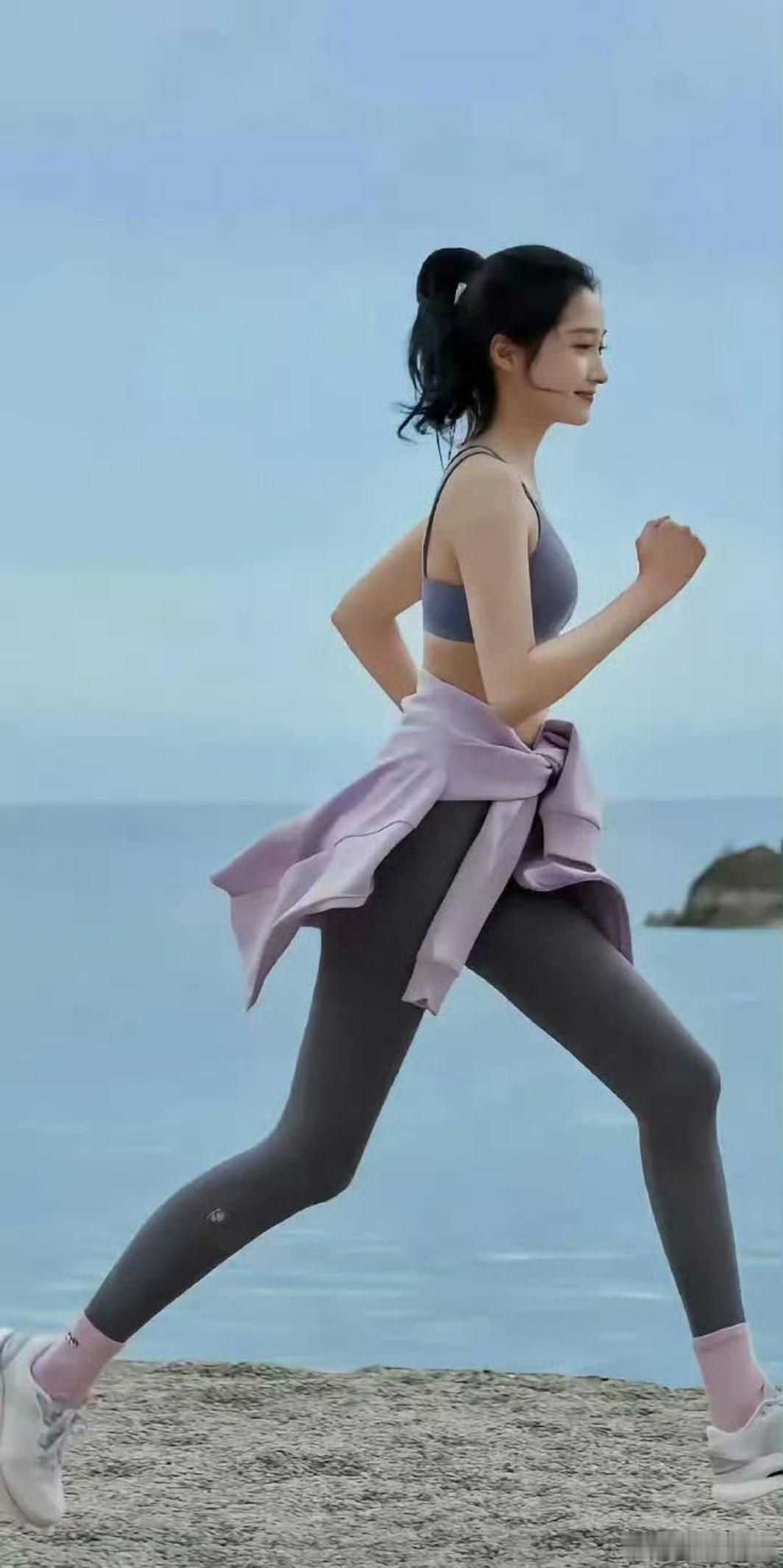 忽然理解为什么大家说关晓彤这是让人毫无欲望的身材。。。 ​​​