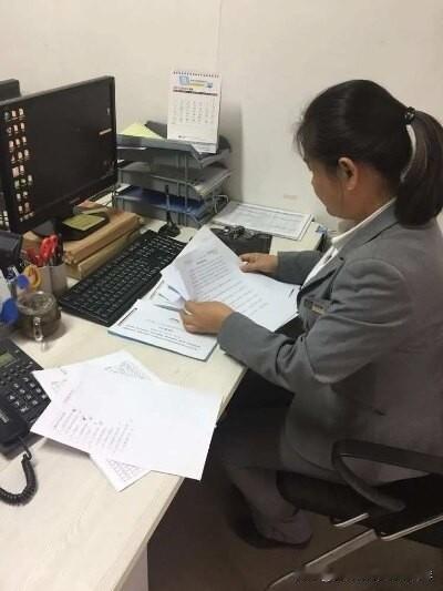 新来的会计做账时，发现公司账上少1.7元，于是汇报给主管。主管说：“你仔细核对一
