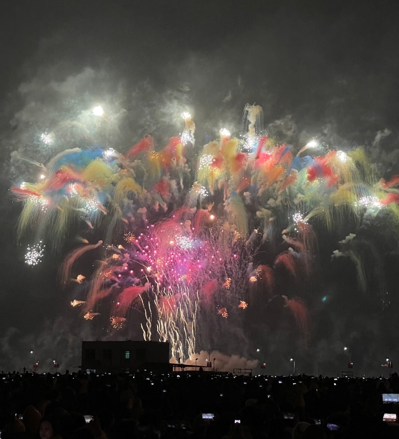 感觉有1亿人在汕头看烟花人多，真是人多，汕头旅游还行，确实是一个好地方！ 