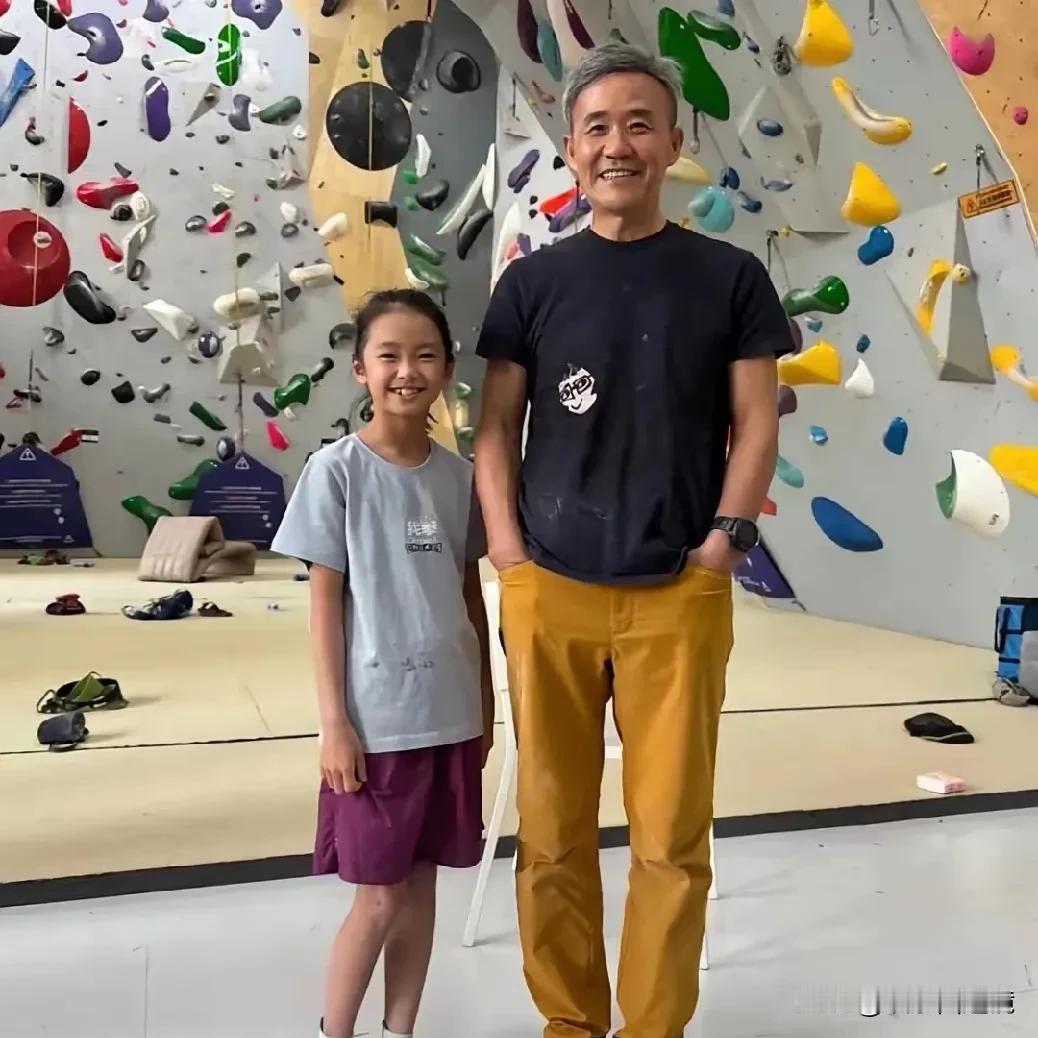 老王和女儿的合影，不认识的人，还以为他们是爷孙俩，谁想到他们是一对父女呢？
老王