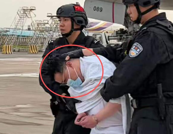 收了300万赎金还撕票，菲律宾绑架案主犯潜逃美国两年，如今戴镣铐被押回北京
 
