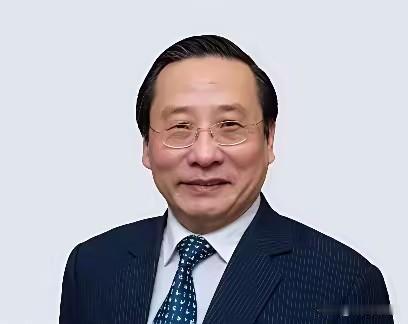 高志凯提了个方案，把闲置商船改成海上平台，扔在台湾东边。

很多人一听就乐了，造