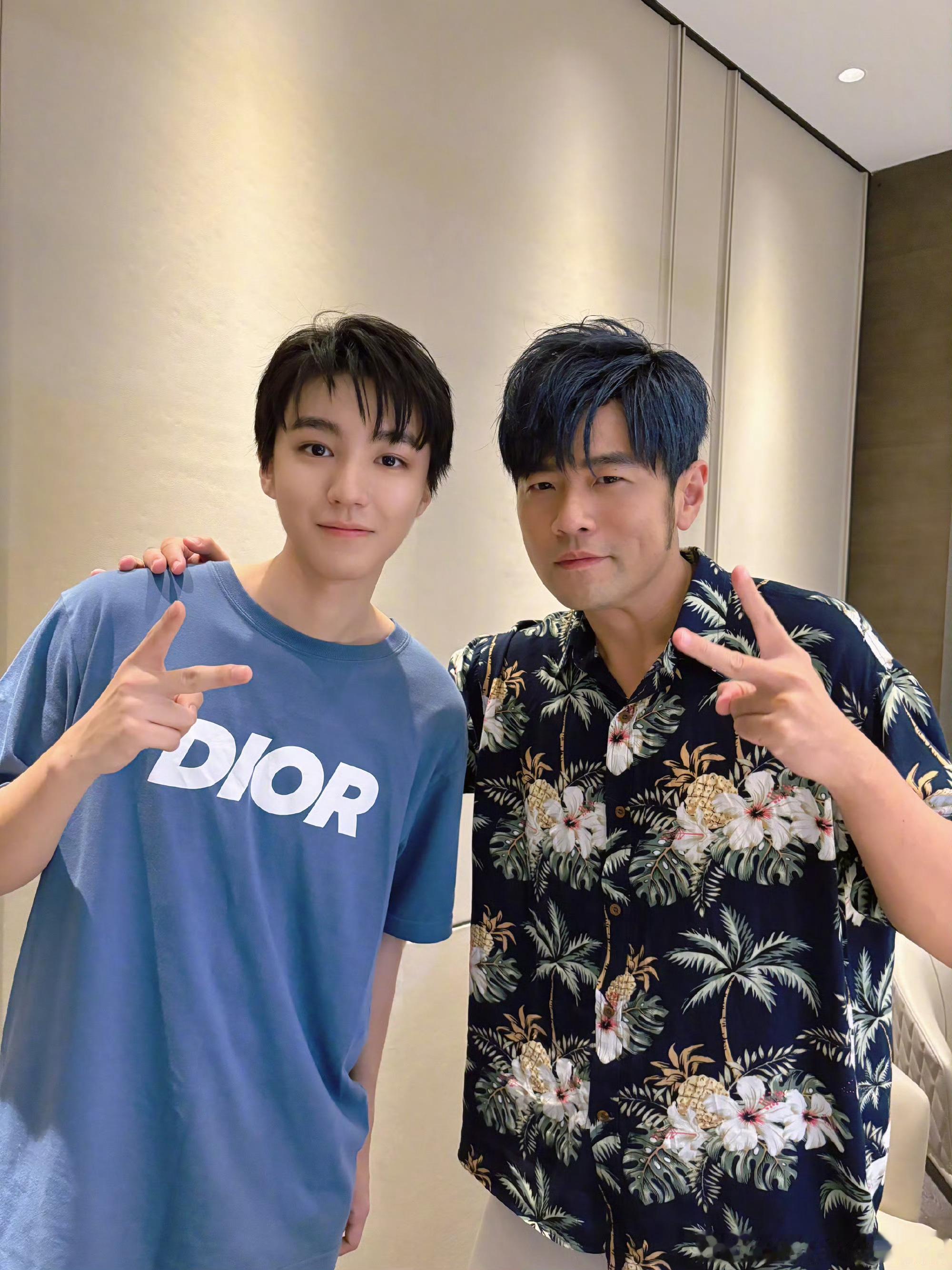 #王俊凯发和周杰伦合照# 追星成功小迷弟！能在偶像周杰伦演唱会上作为嘉宾同台演出