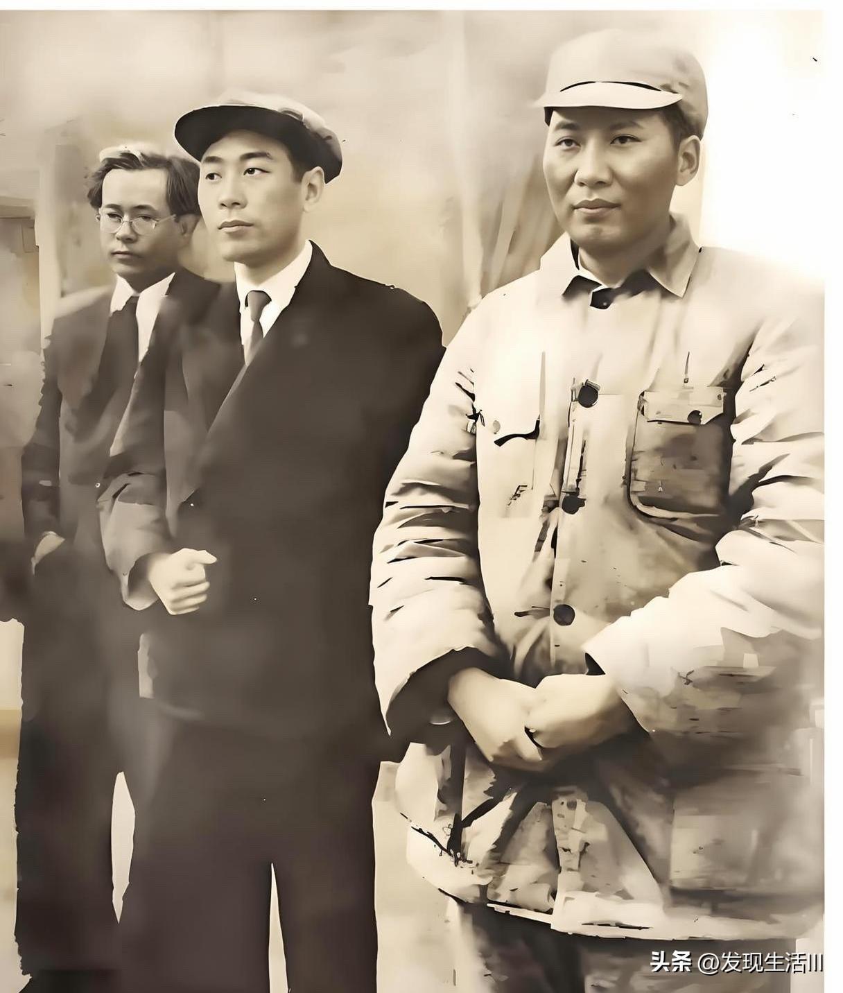 教员那身洗得发白、甚至带着补丁的衣服，恰恰是他们最华贵的装束。

那个年代，一套