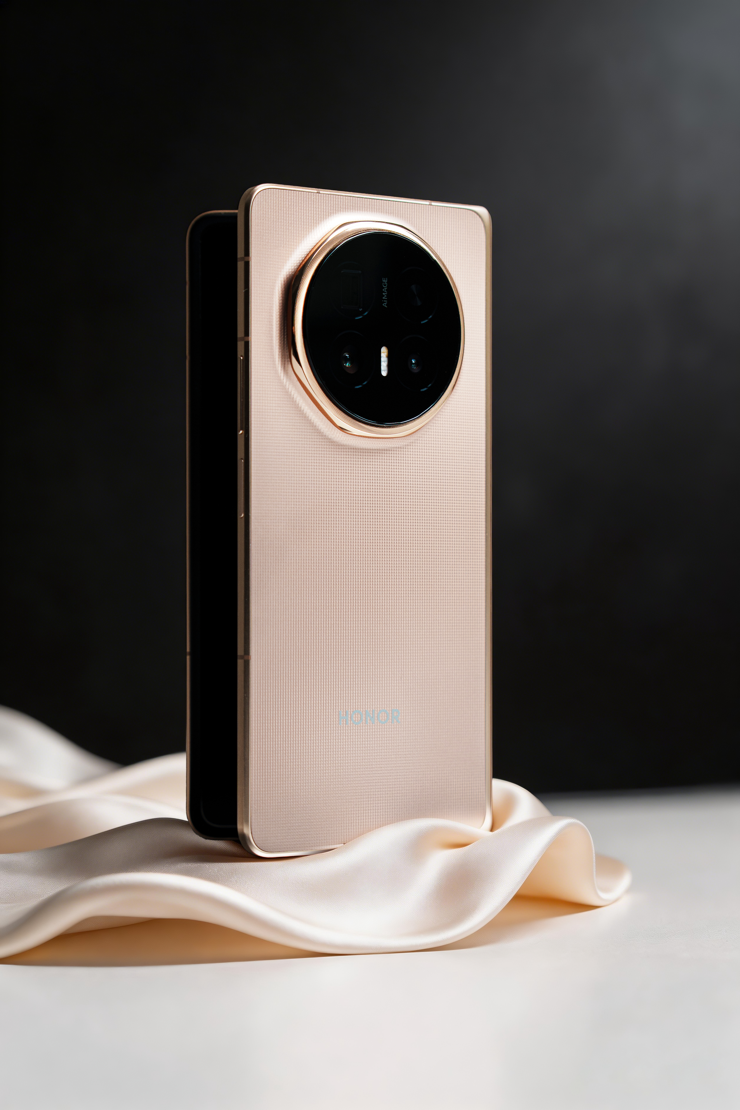 简单给荣耀Magic V6拍了几张“写真”，我这台是「旭日金」，老板们，喜欢吗？