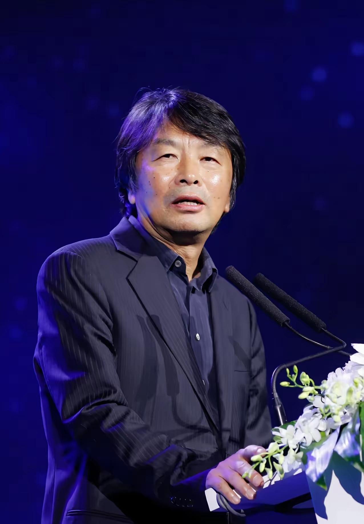 刘震云说："人生最大的富有，就是拥有一颗平常心，心里什么都不装，叫心灵；心里装着
