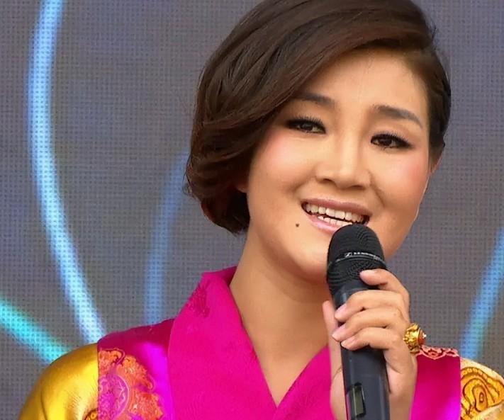 很喜欢降央卓玛唱的歌事归事，理归理，不应该对降央进行人身攻击，
 
有些人说人家