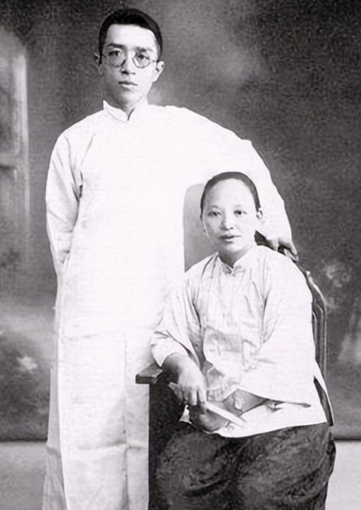 1917年，洞房花烛夜，26岁胡适紧张地坐在婚房里。新娘江冬秀主动开口：“傻坐着