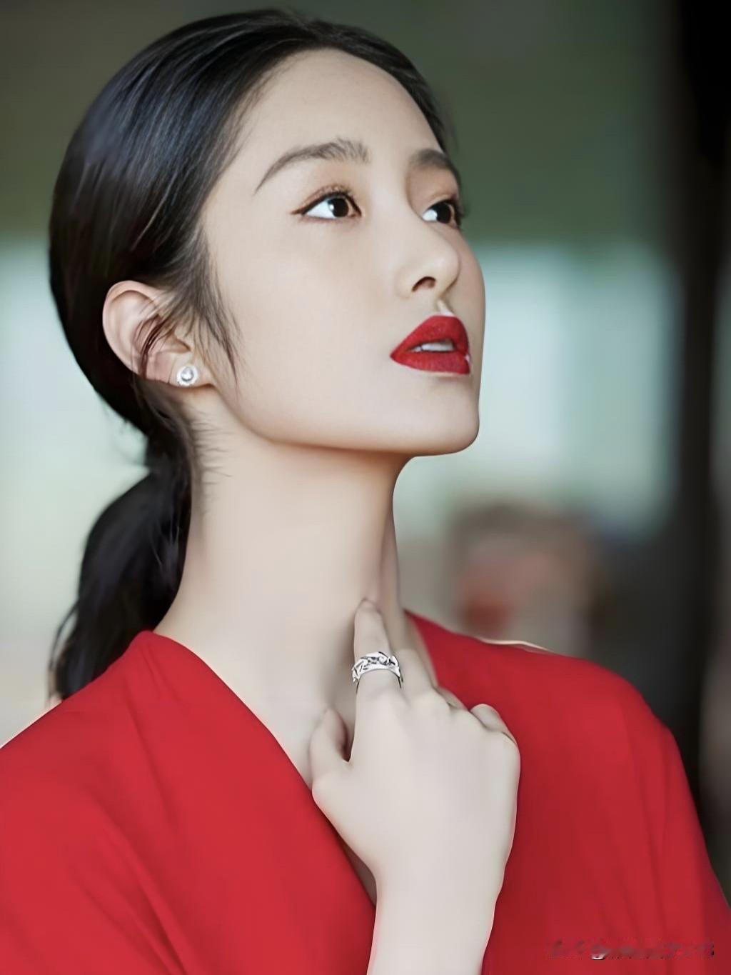 杨采钰自带法式慵懒，温柔中透着清醒。她不被标签定义，在角色与生活间自如切换，把岁