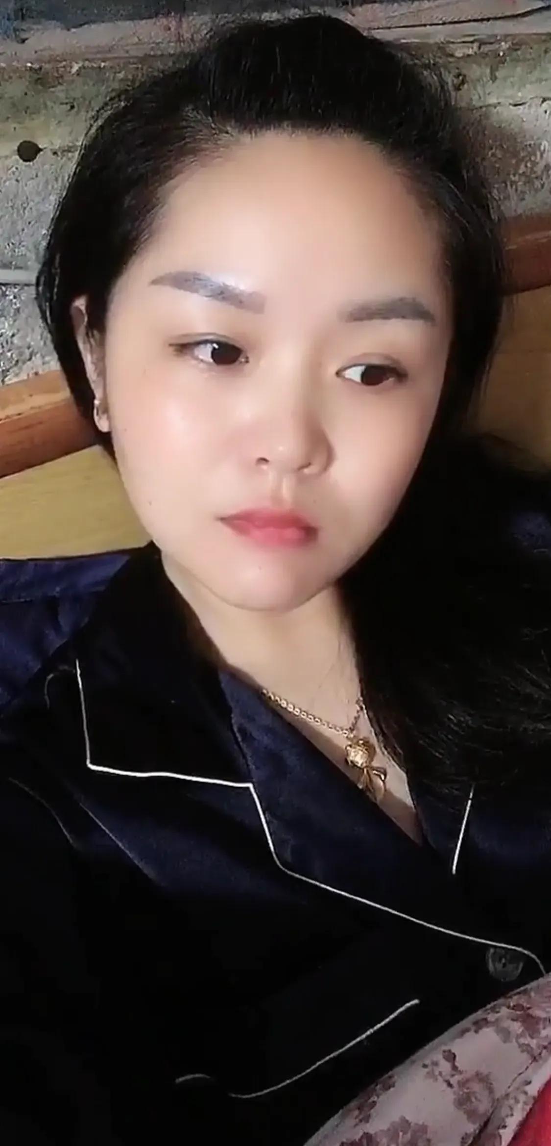 明明是失去一个不爱我的人，为何哭的人是我，失眠的是我，走不出来的还是我。
我连一