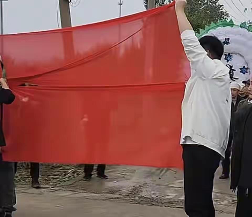 “过路白让红，过桥红让白”！河南红白事相遇的一幕，把老祖宗的智慧演活了
 
“过