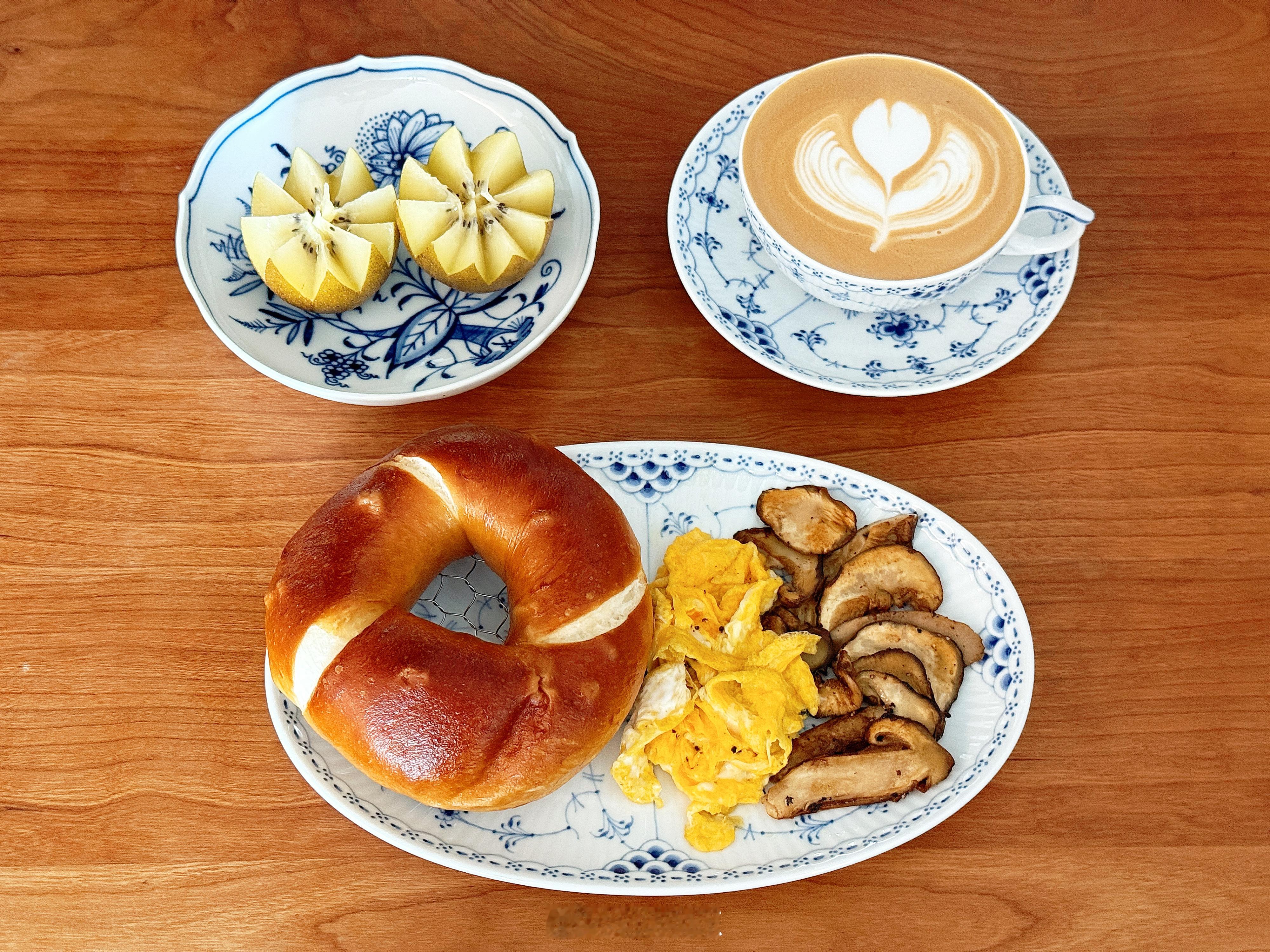 今天早餐有点儿晚，原本是打算只吃口面包的，后来还是煎了松茸、滑蛋，做了一杯低因拿