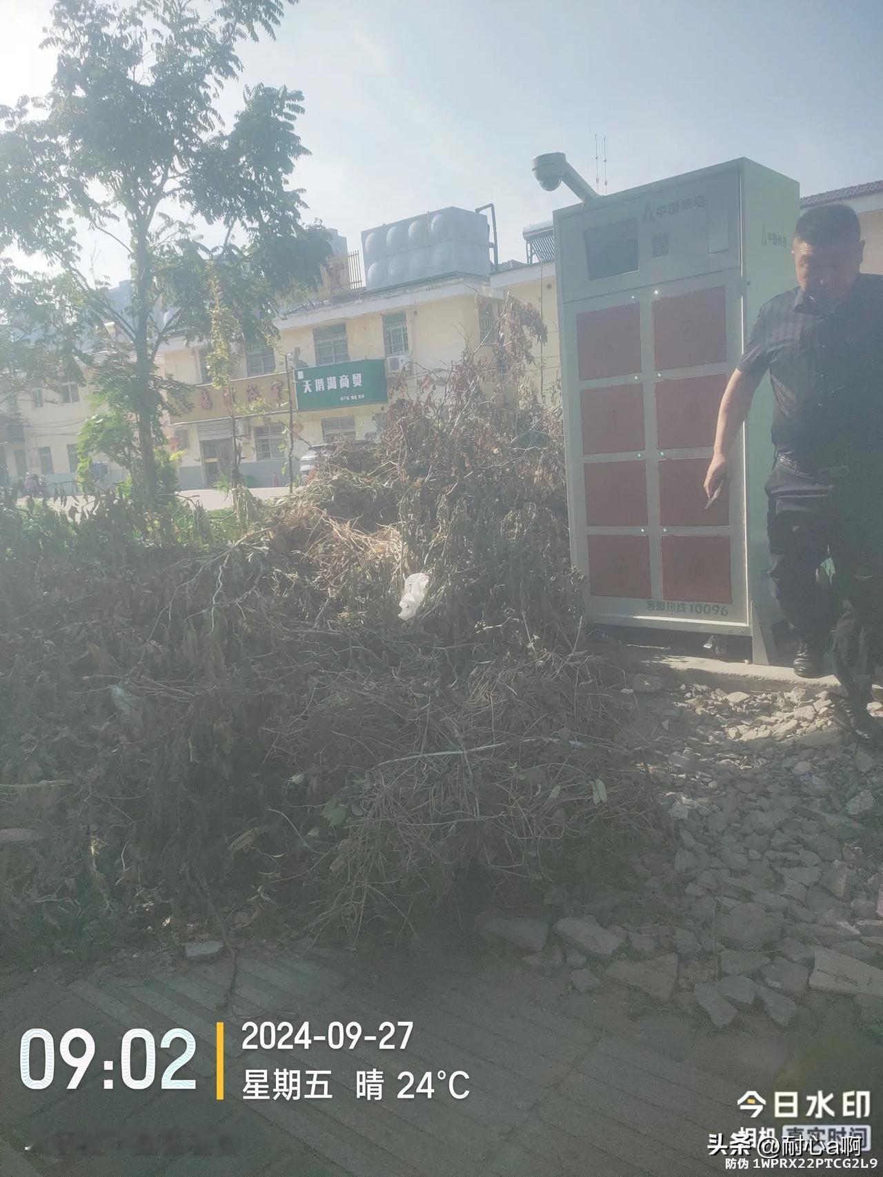 阜宁这地方堆的垃圾太影响市容市貌了，每天路过这里都能闻到难闻的味道，都堆多少天了