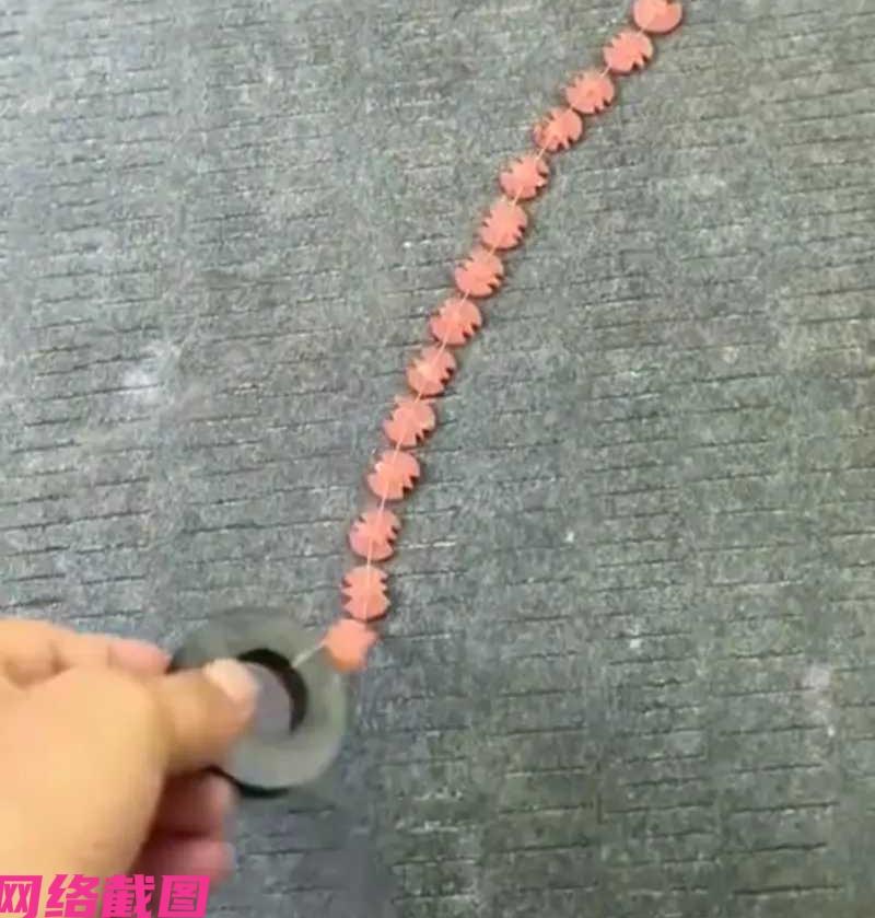 某个男子这天在自家院里闲来无事，看地面上有蚂蚁爬行，便有些心想一出让自己解闷的事