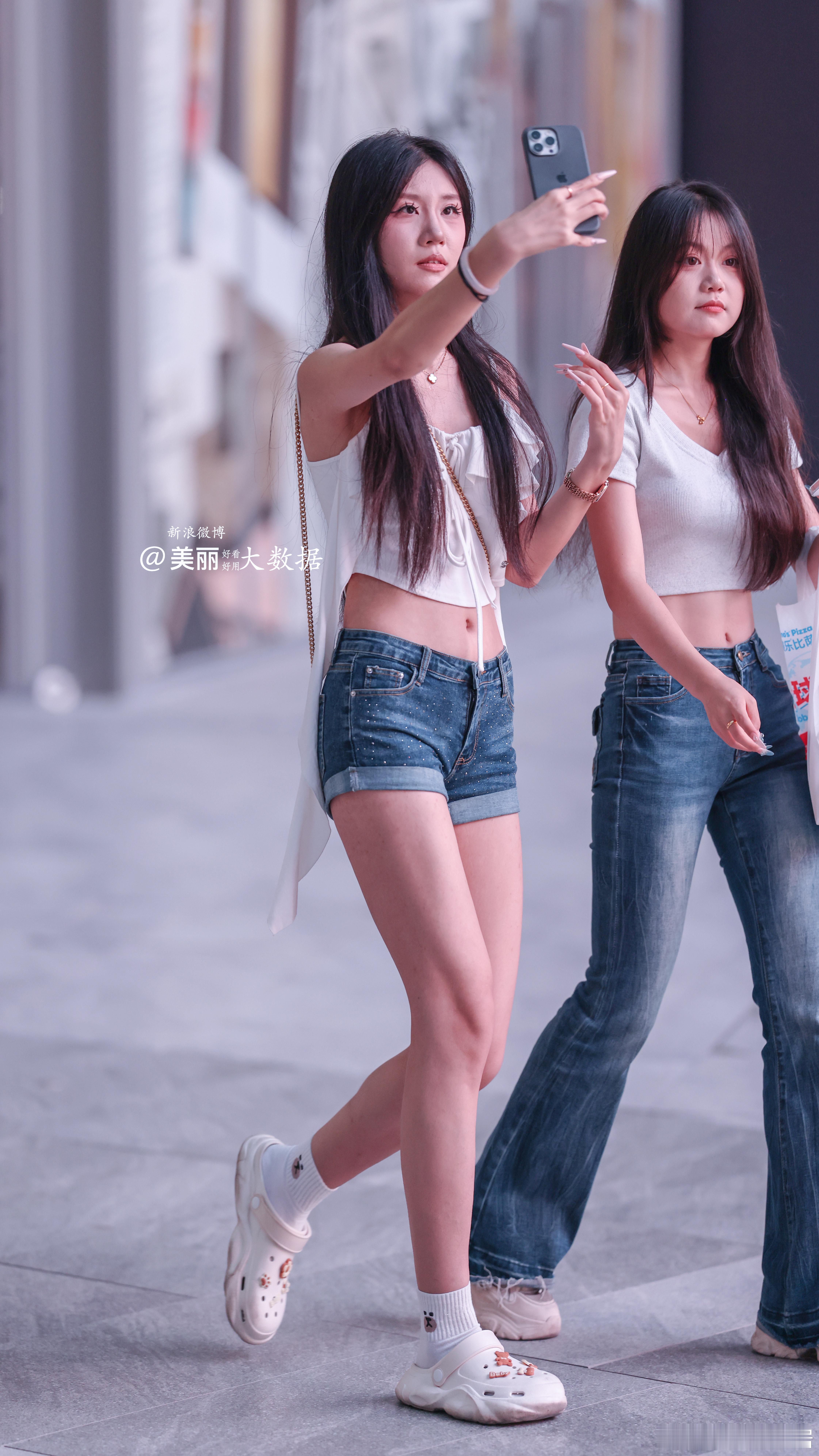 小姐姐，小心脚下。。 ​​​