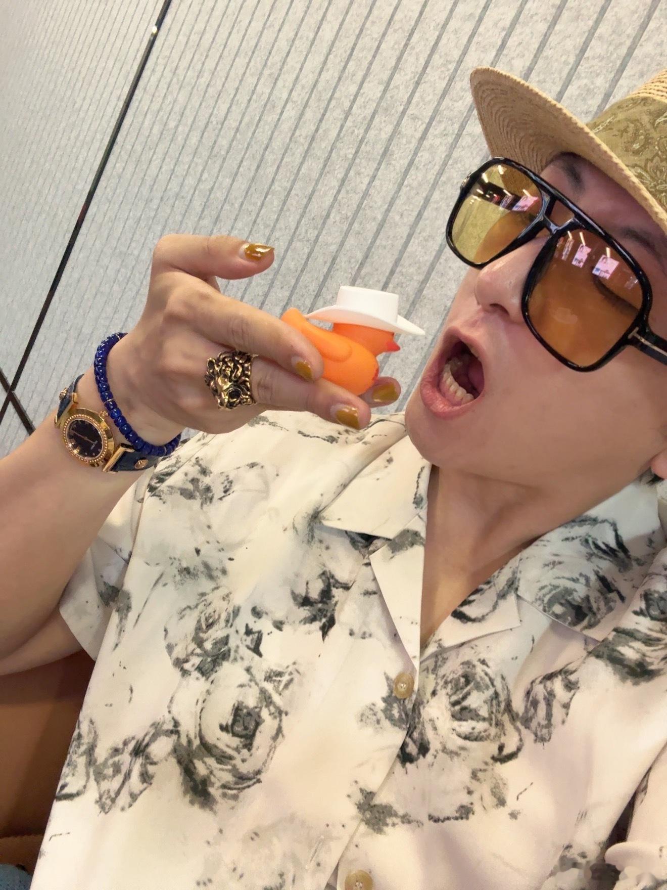 这位姐姐正干着活儿呢也要跑出来给我这只鸭子
