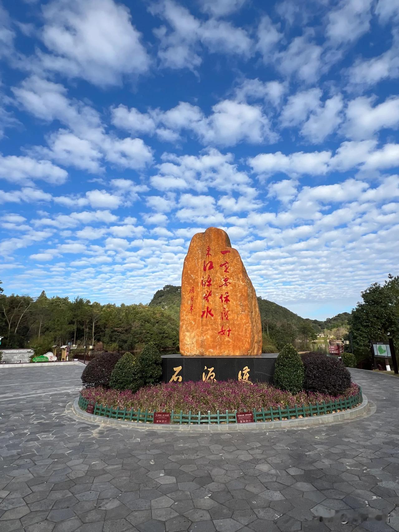 福鳌塘——三百山8亿年前的火山口

福鳌塘，既是湖名（又称“火山瑶池”、及“源头