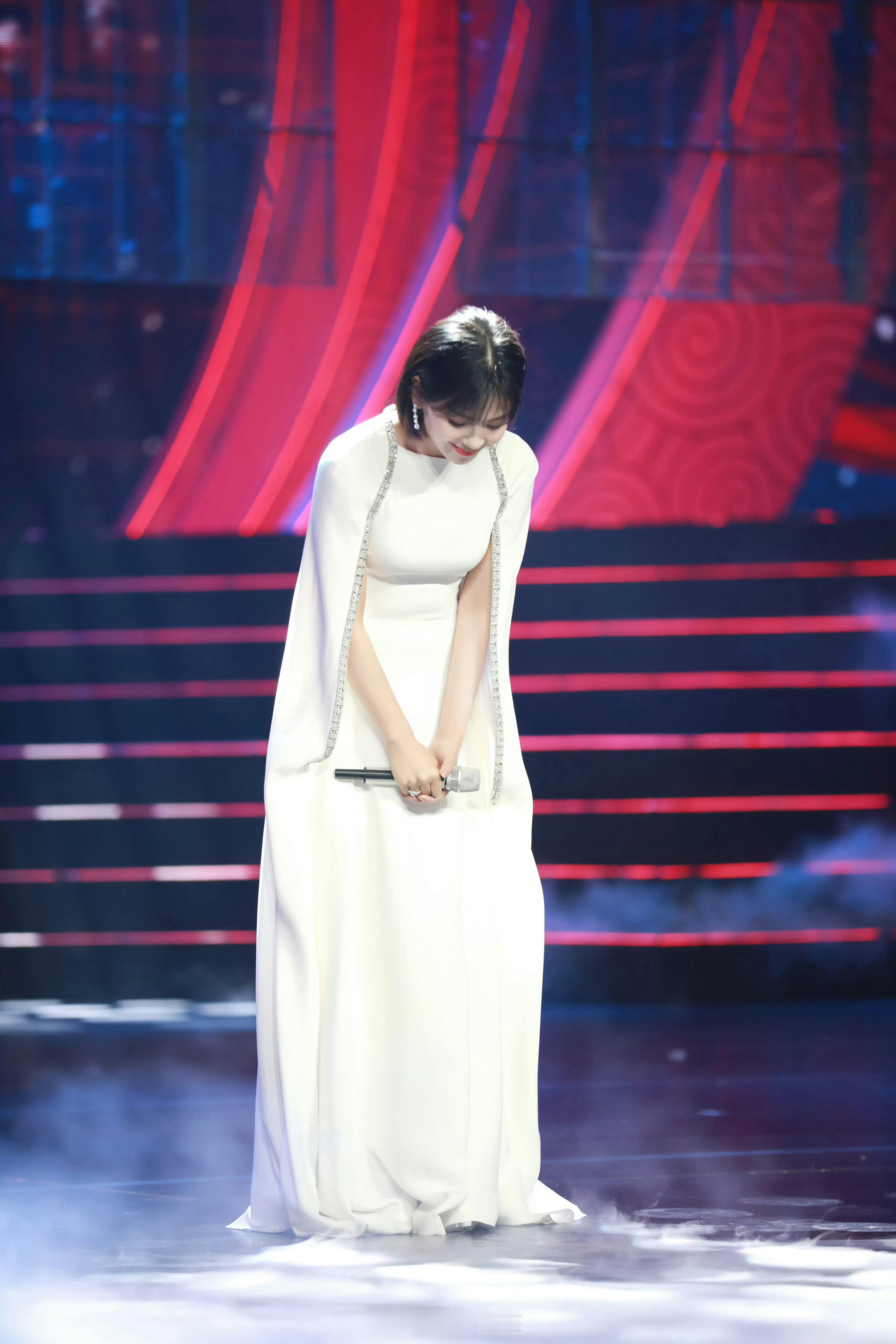 咪的天～好喜欢刘涛握话筒