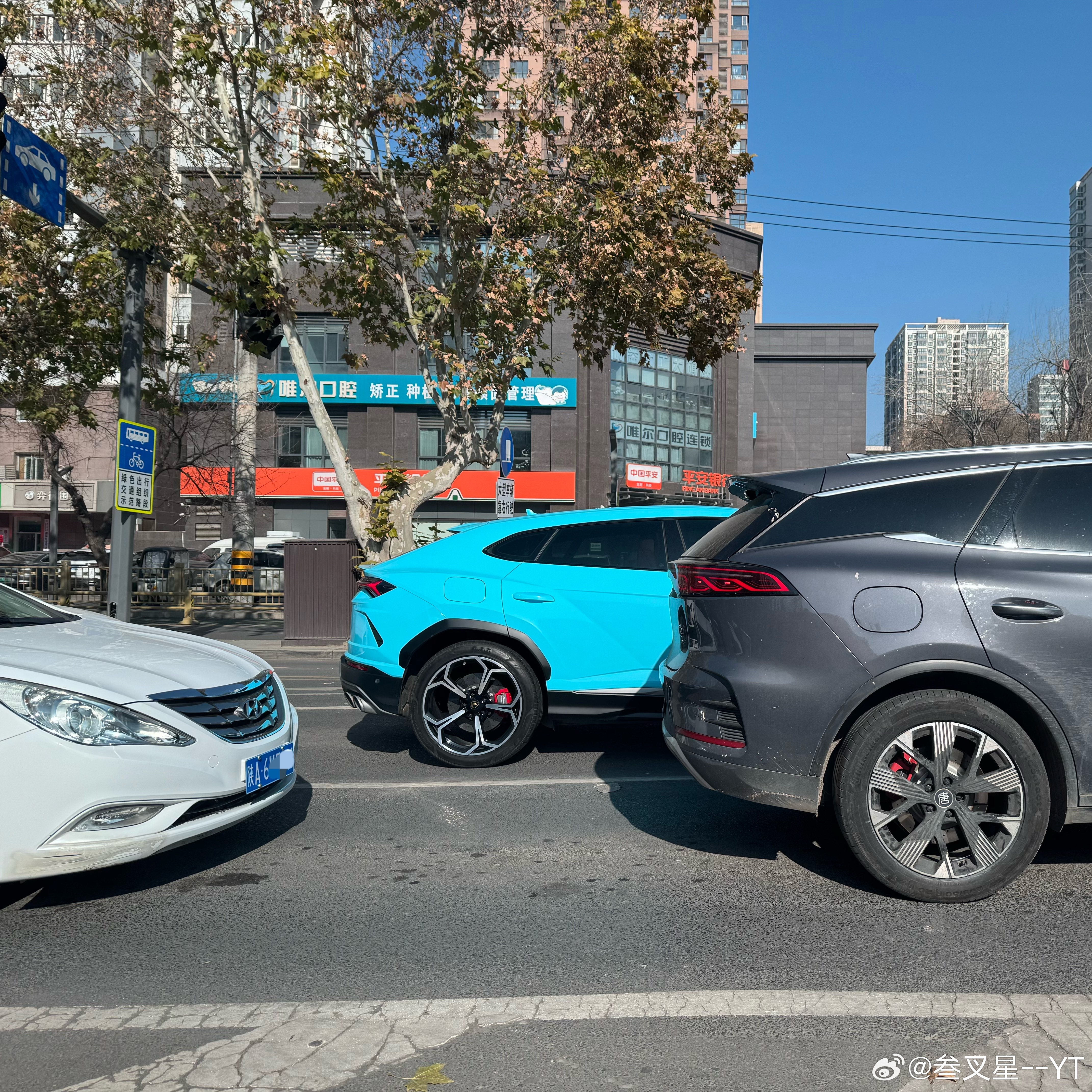 一车亦景  看到一台Urus的突然感悟如果不是这个车身颜色，我恐怕也不会多看一眼