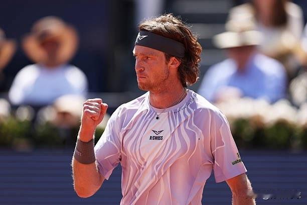 卢布列夫3-6 6-2 6-2梅杰多维奇
打进入了他本赛季的第一个决赛。
他这周