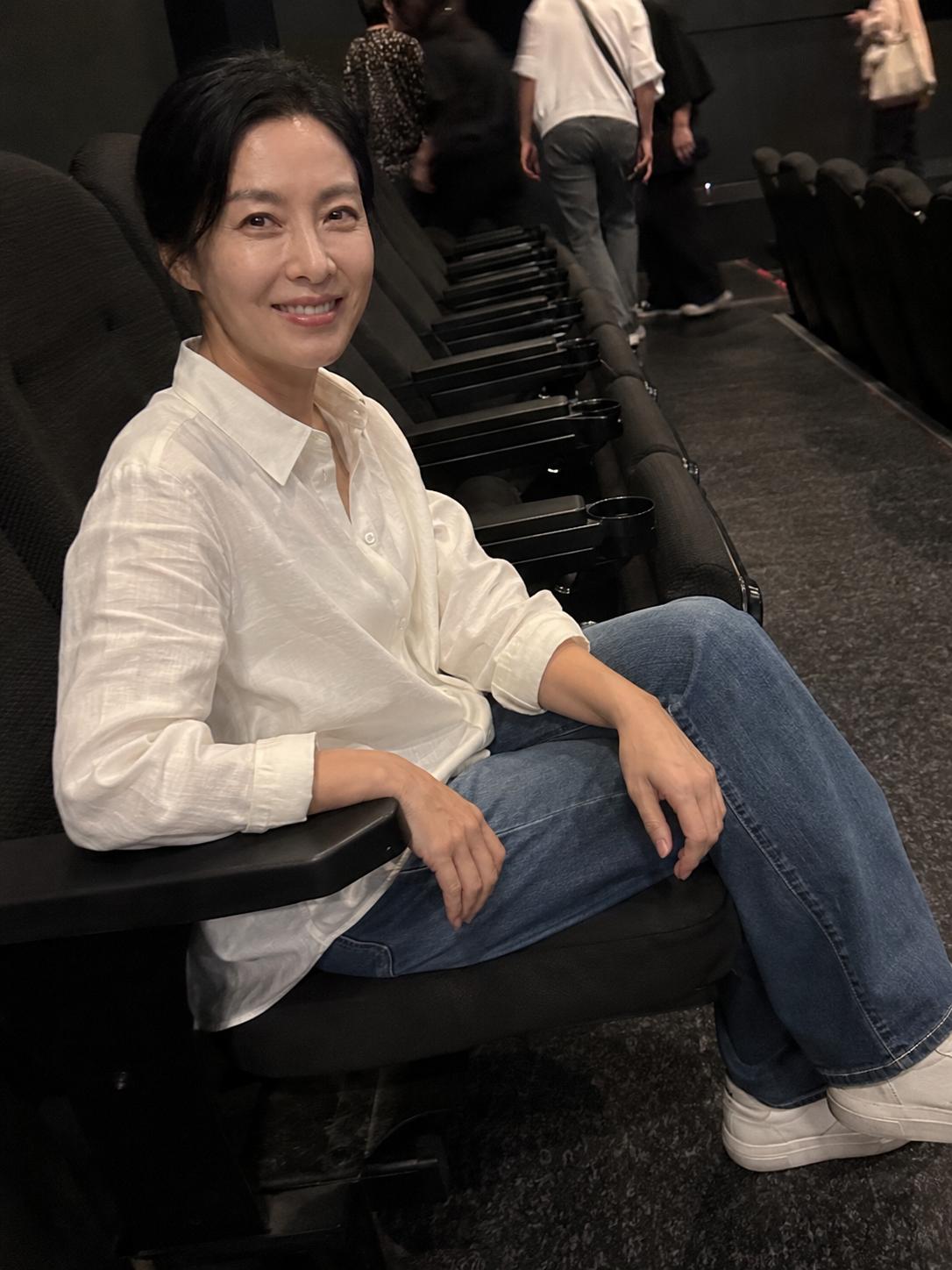 55岁，还是觉得穿白衬衫最好看。气质感白衬衫 轻奢减龄白衬衫