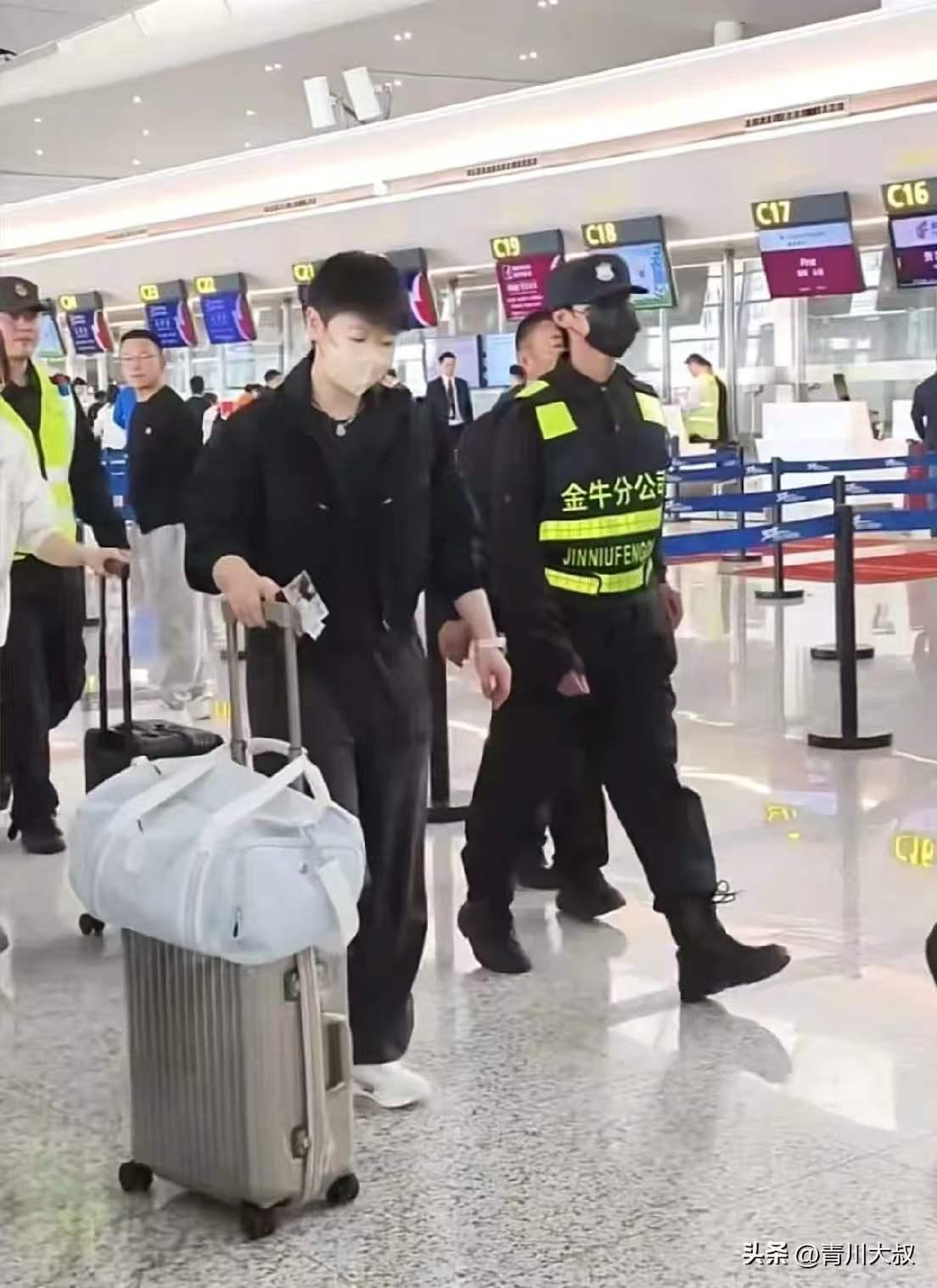 莎莎落地澳门，这次没有穿磕脚的小黄鞋，而是换上了小白鞋，身穿一套一千多元的黑色衣