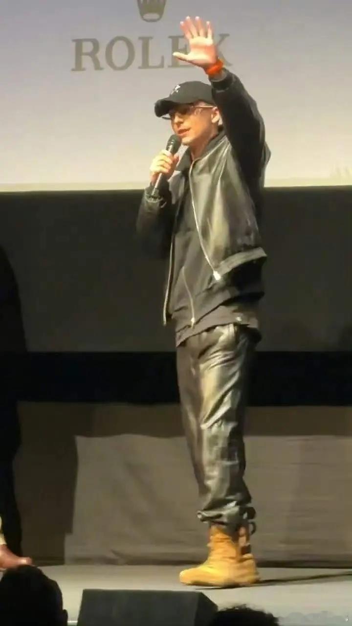甜茶主演的乒乓球题材新片《至尊马蒂》在纽约电影节举行惊喜首映，甜茶本人也惊喜现身