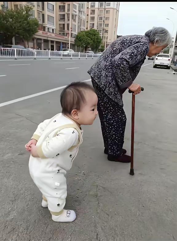 这娃儿跟祖奶奶也太像了吧！难道这就是隔代遗传？[捂脸]