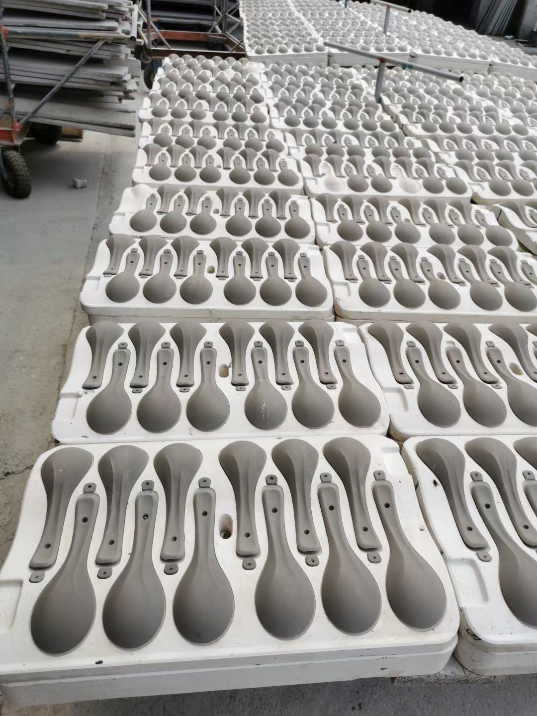 整齐排列的陶瓷餐具，等待进入生产线。