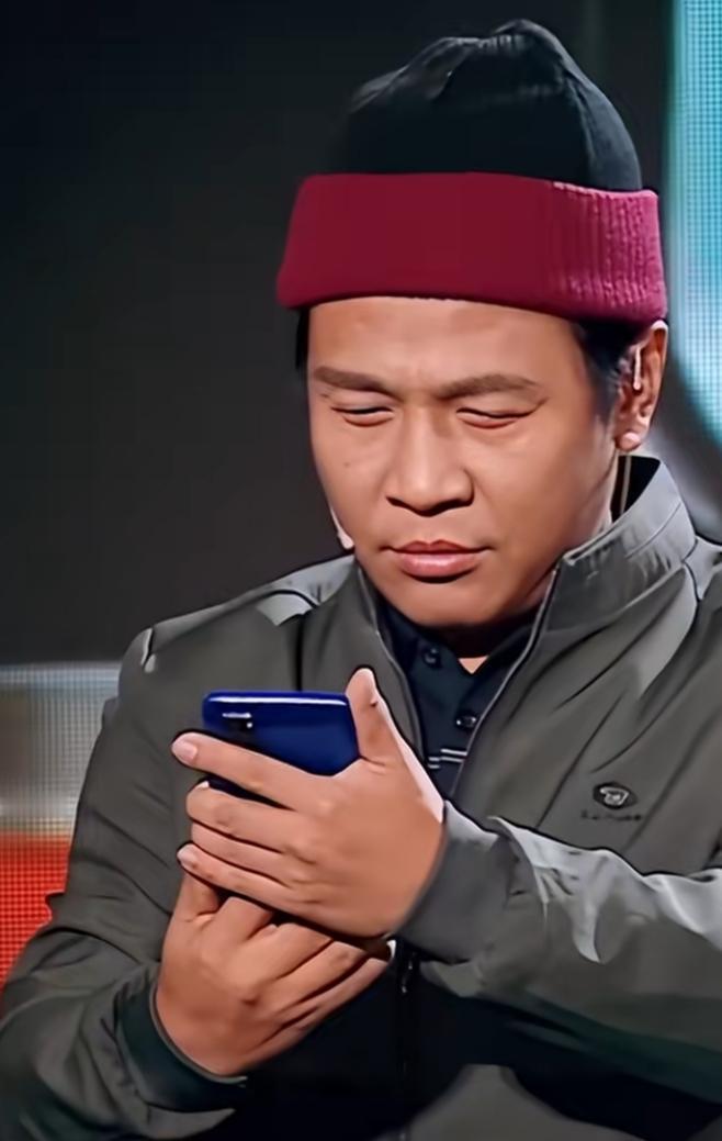 宋小宝好像确实变白了不少，也可能是舞台灯光的效果。

但是她的容貌整体变化不大，