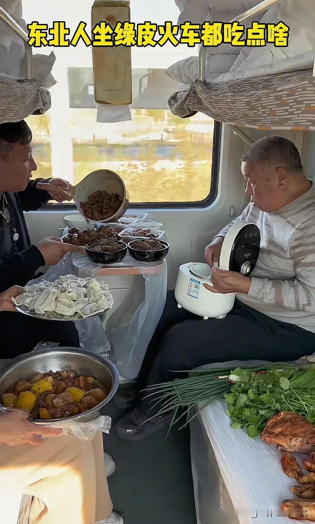 你再是网红，再有流量，也不能在公共空间内这样大吃大喝吧！
要知道这是火车车厢，不