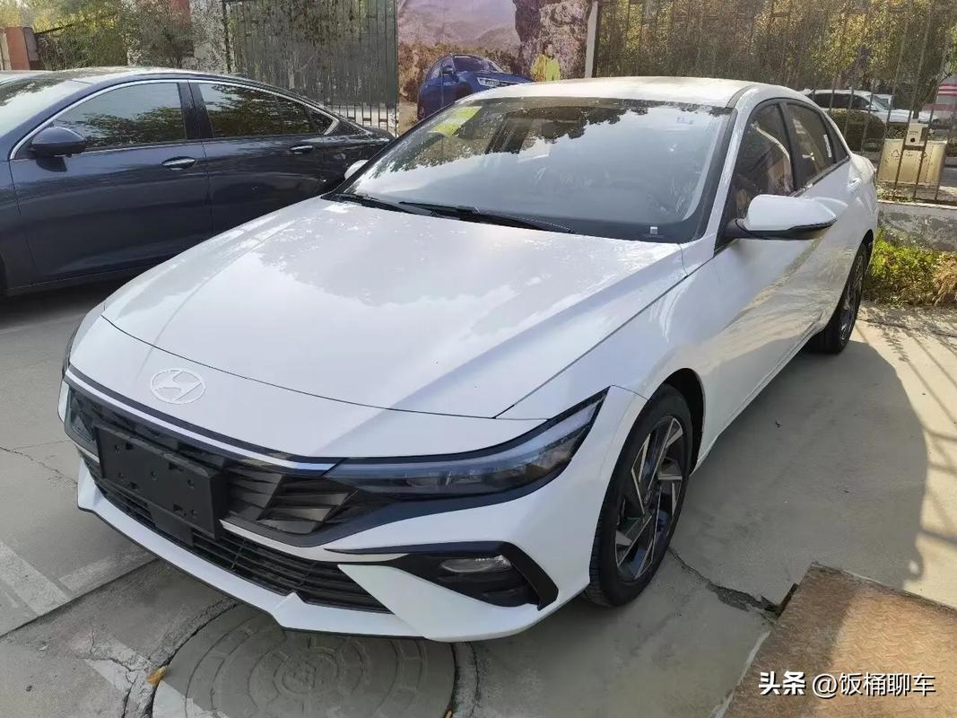 想买一辆价格在几万块的紧凑型小轿车用于日常代步，既能遮风挡雨，又要稳定耐用，该怎