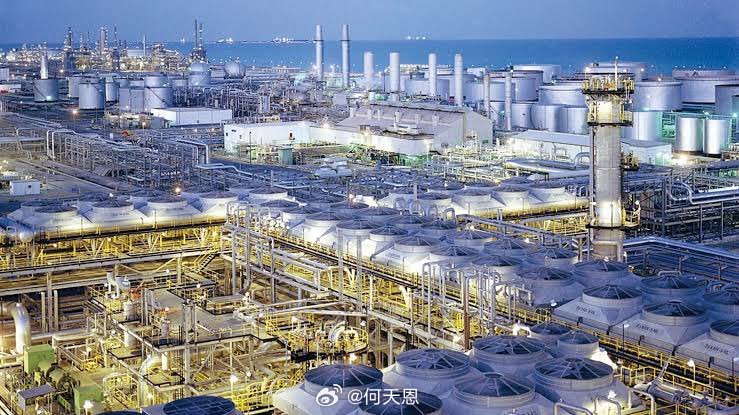 最新消息： 沙特阿美石油公司表示：因为战争和安全的问题，将减少两个油田的产量。美