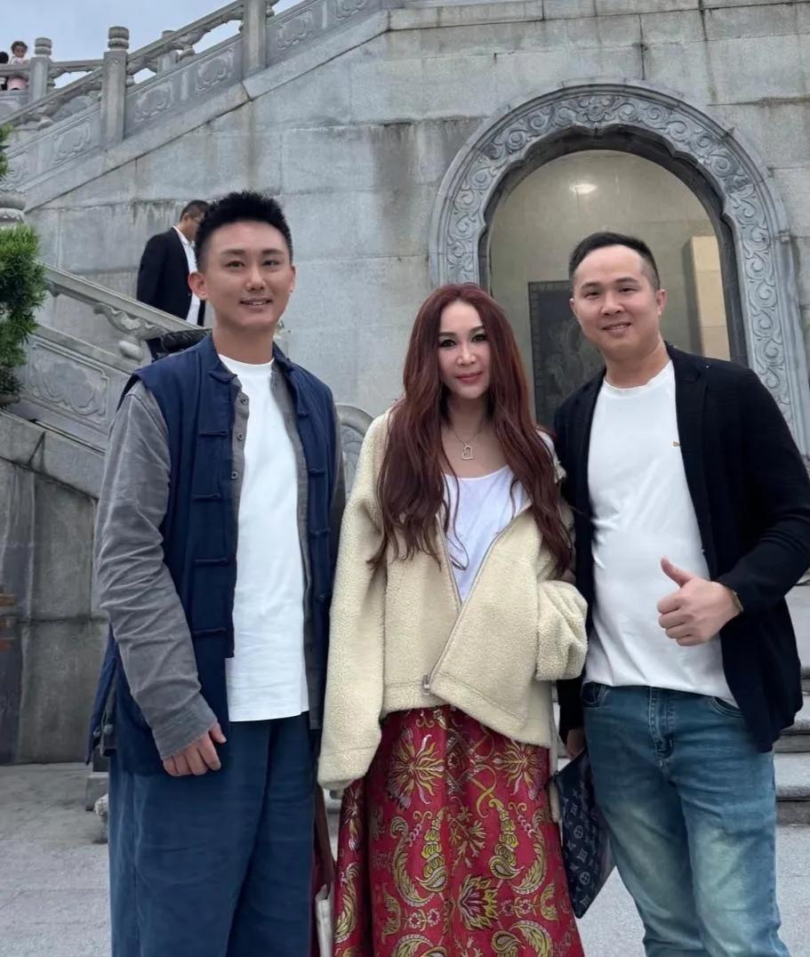 温碧霞普陀山祈福美成画！新中式红裙+波浪卷，57岁少女感绝了
 
谁能信这是57