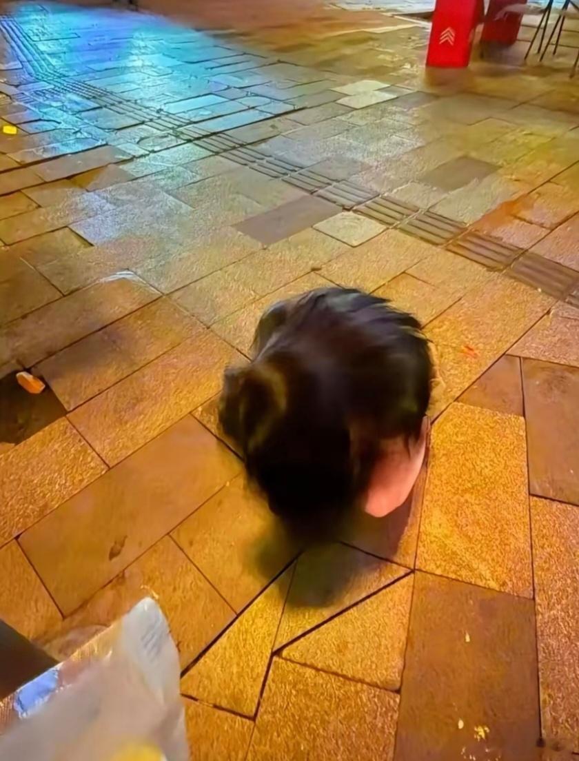 女朋友低头系鞋带，你看成什么了？ 