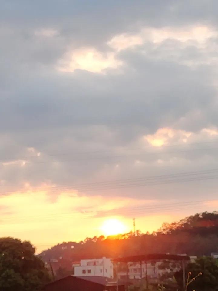 随手在家乡拍傍晚风景，那感觉简直绝了！就说我上次拍的那次，夕阳西下，天空被染成了