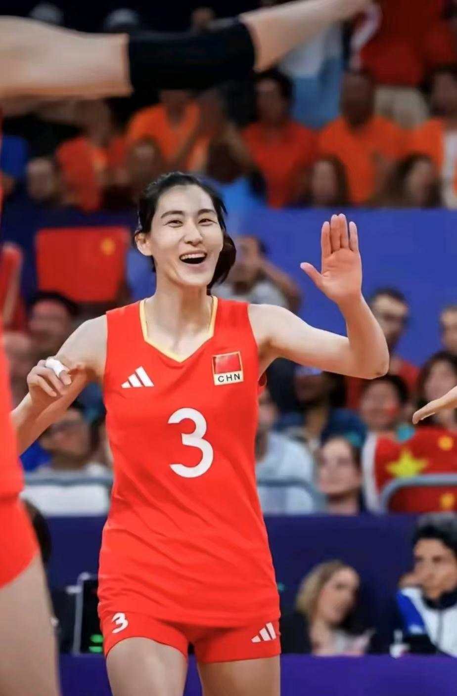 到国外打球的三名中国女排队员，年薪能拿多少？

1、王云蕗，效力莫斯科迪纳摩俱乐