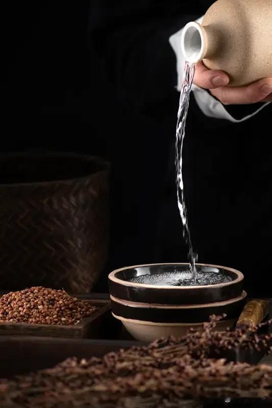 《七律  怀旧》
幽谷虚怀酒万斤，难消物是梦非春。
当年月下同舟渡，往昔花前共鹤