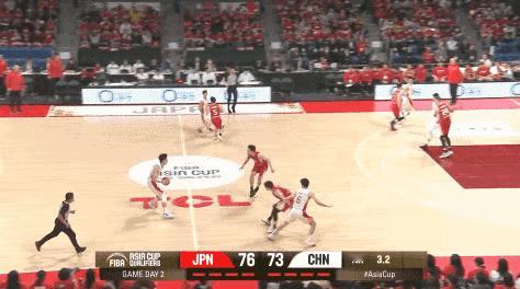 最后这一个进攻回合，我反复看了几遍，一个最大的问题是到了前场谁来接球并不明确。
