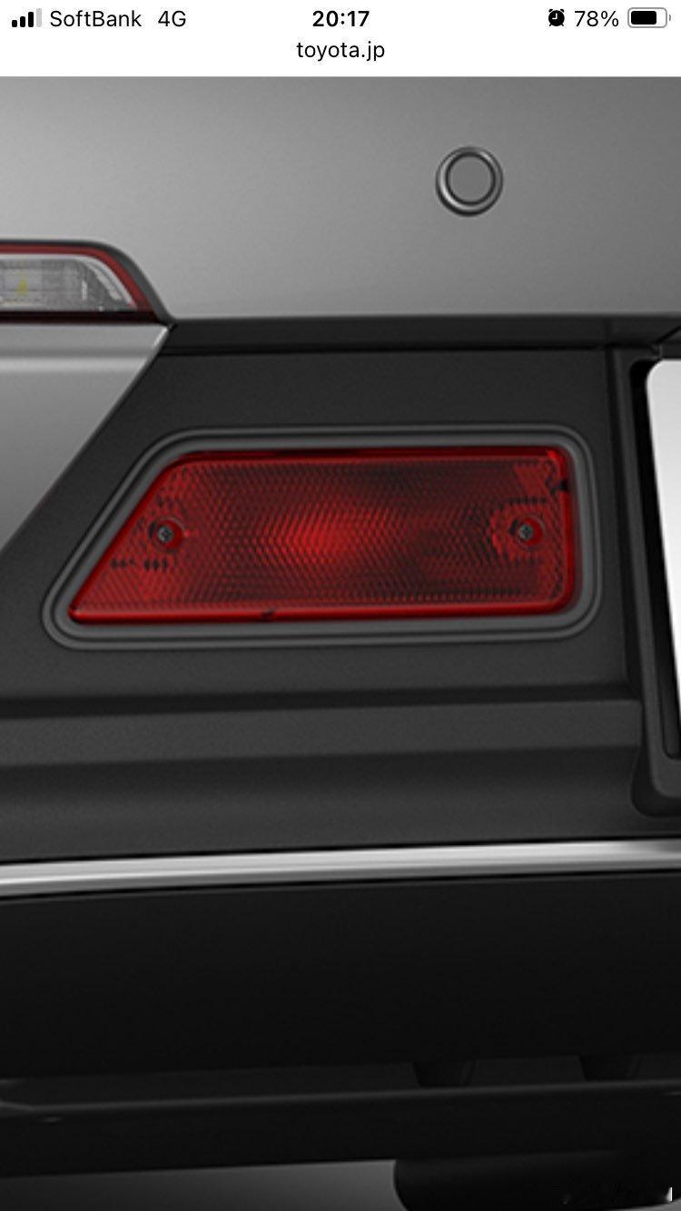 丰田皇冠SC的“寒冷地式样”选装——两个雾灯，还是拿螺丝拧上去的。如果有车企能在