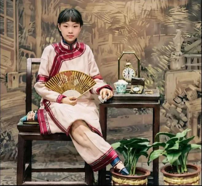 晚清名妓杨翠喜的惊艳留影，照片中杨翠喜五官精致，面容姣好，穿着精致华丽的衣服，手