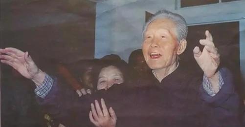 1988年，孙立人下属潘德辉回大陆探亲，返回台湾给孙立人带回一张照片，没想到看到